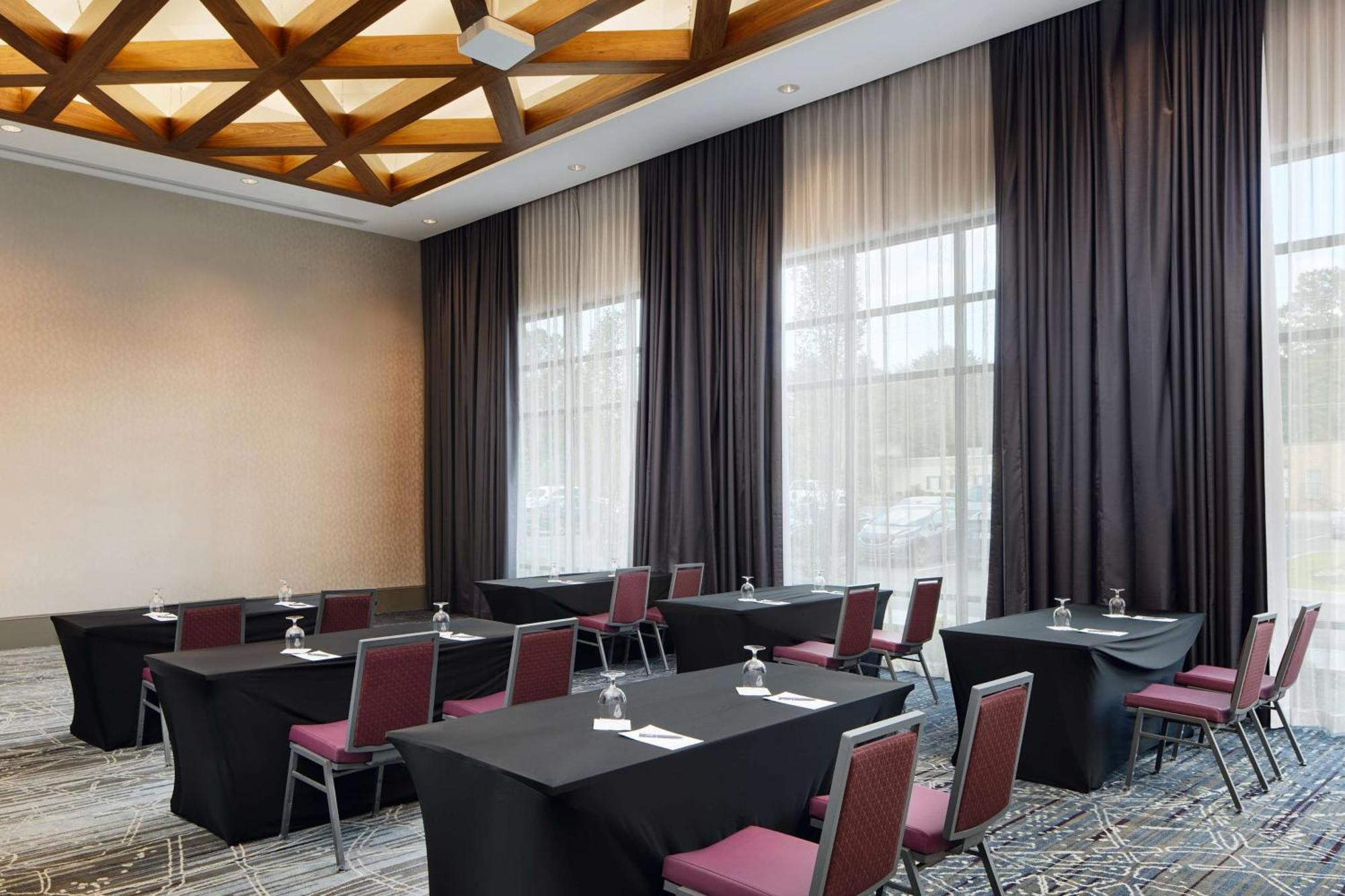 Embassy Suites By Hilton Atlanta Airport North Hapeville Экстерьер фото