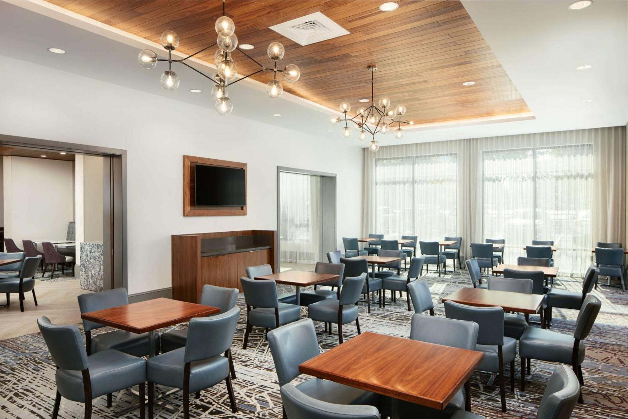 Embassy Suites By Hilton Atlanta Airport North Hapeville Экстерьер фото